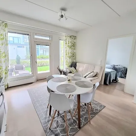2-room 7 Min By Train From Airport *